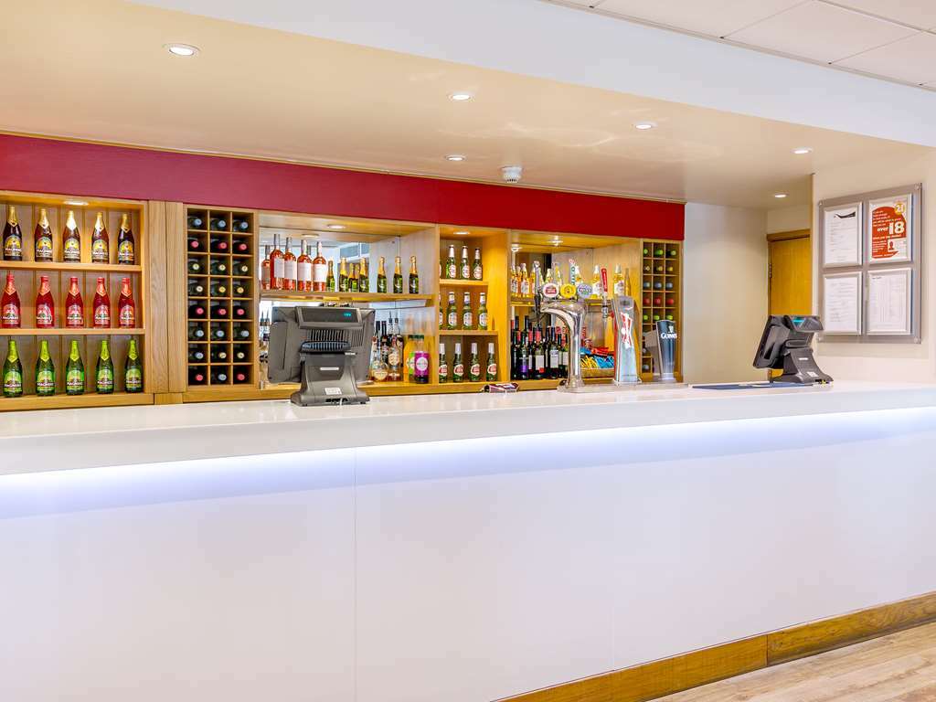 Travelodge London Docklands Ресторан фото